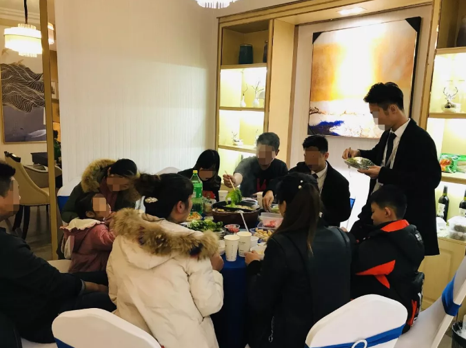 暖冬火鍋宴熱辣開席，老友變新鄰，理想開涮！